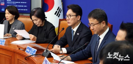 최고위원회의 주재하는 김민석 대표
