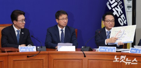 자료 보이며 발언하는 박선원 최고위원