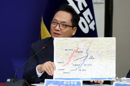DMZ 지뢰 추정 폭발 사고 관련 자료 보이며 발언하는 박선원