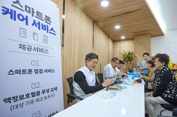 SK텔레콤이 한국능률협회컨설팅이 주관하는 한국산업의 고객만족도 조사에서 이동전화 부문 1위에 오르며 올해 대한민국 3대 고객만족도 조사 그랜드슬램을 달성했다. SK텔레콤 제공