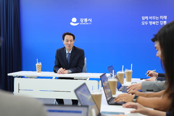 우상호 강원도지사는 지난 29일 강릉시청에서 기자간담회를 갖고 공공기관 이전 등 영동지역 현안에 대한 입장을 밝혔다. 강원도 제공