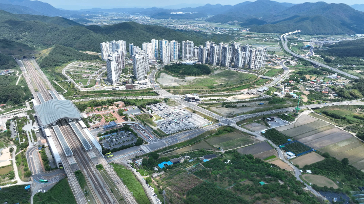 KTX 경주역과 역세권 아파트단지 전경. 경주시 제공