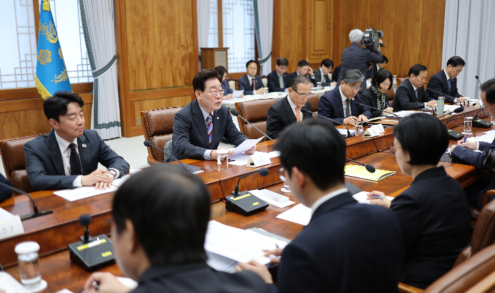 이재명 대통령이 29일 청와대에서 메가프로젝트 제3차 민관합동 점검회의를 주재하고 있다. 연합뉴스 
