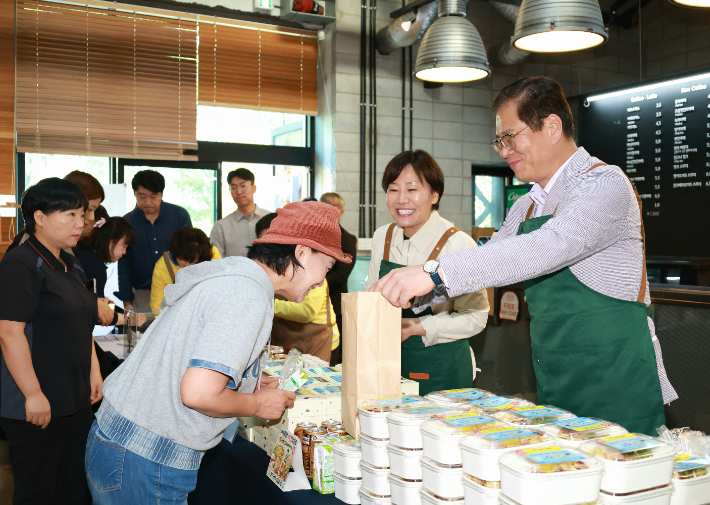 송미령 농림축산식품부 장관이 30일 전북 전주 팔복예술공장을 찾아 산업단지 노동자들의 아침을 챙기는 '천원의 아침밥' 현장을 살펴보고 노동자들의 목소리를 들었다. 전주시 제공