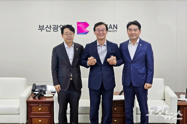전재수 부산시장과 박홍배 더불어민주당 부산시당위원장, 이성권 국민의힘 부산시당위원장은 30일 부산시청에서 민선 9기 첫 여야정 회의를 열었다. 송호재 기자