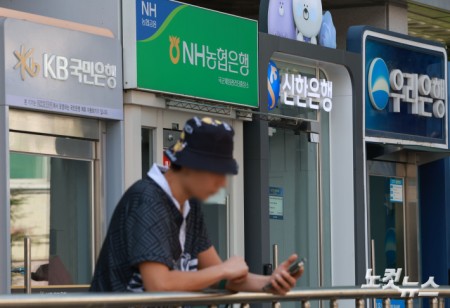금융권 노사가 총액 임금 3.0% 인상과 함께 영업시간을 30분 단축하기로 합의하면서 내년 4월부터 은행 점포 개점 시간이 오전 9시 30분으로 변경된다. 사진은 30일 오전 서울 시내 시중은행 ATM기기 모습.