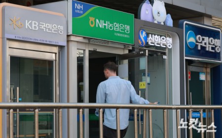 금융권 노사가 총액 임금 3.0% 인상과 함께 영업시간을 30분 단축하기로 합의하면서 내년 4월부터 은행 점포 개점 시간이 오전 9시 30분으로 변경된다. 사진은 30일 오전 서울 시내 시중은행 ATM기기 모습.