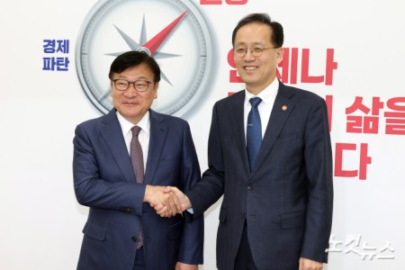 악수하는 국민의힘 정점식 원내대표-이형일 경제부총리