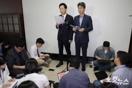브리핑하는 정보위 윤건영·유영하