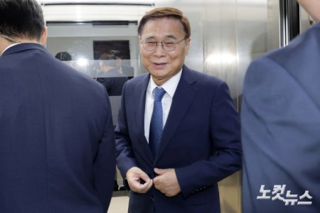 국회 정보위 출석, 이동하는 이종석 국정원장