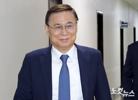 정보위 회의 마치고 이동하는 이종석 국가정보원장