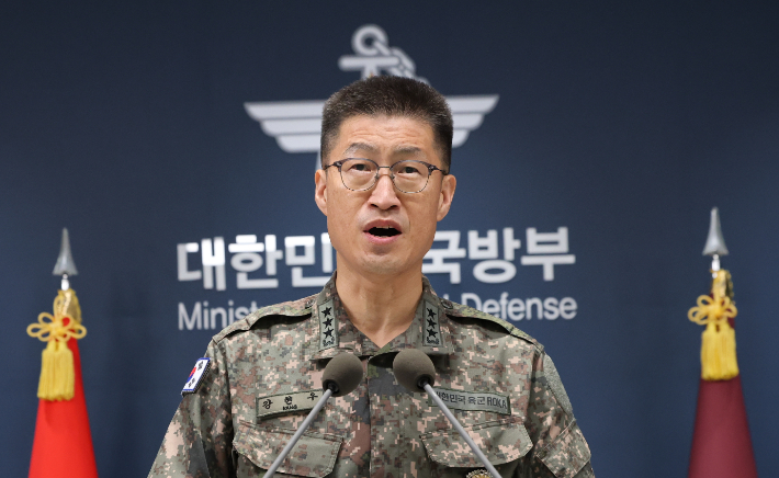 강현우 합참 작전본부장이 30일 서울 용산구 국방부에서 비무장지대(DMZ) 지뢰 폭발 관련 입장을 밝히고 있다. 연합뉴스