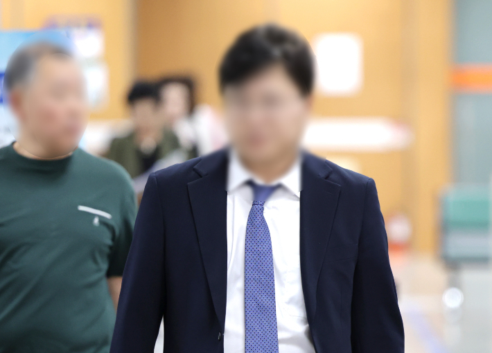 제넨셀 창업자 강모 교수가 30일 서울 서초구 서울고등법원에서 열린 배임 혐의 2심 선고 공판에 출석하고 있다. 연합뉴스