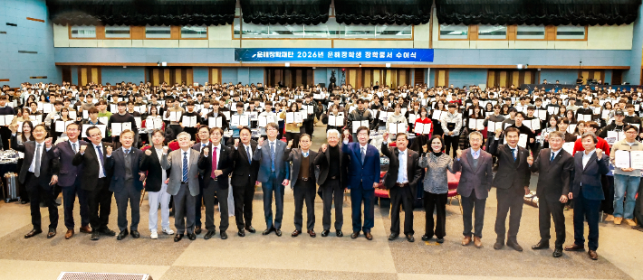 운해장학재단 2026년 장학증서 수여식 모습. SNT홀딩스 제공