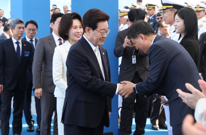 이재명 대통령이 30일 울산에서 열린 대호김종서함 진수식에 입장하며 참석자들과 인사하고 있다. 연합뉴스