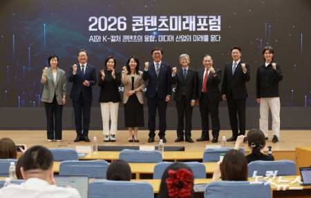 나이영 CBS 사장과 김동욱 CBS미디어캐스트 대표이사, 이재정 국회 문화체육관광위원장, 최휘영 문화체육관광부 장관을 비롯한 참석자들이 30일 국회 의원회관에서 열린