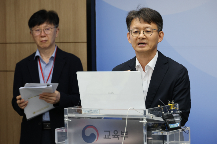 송근현 교육부 대학정책관이 지난 17일 세종시 정부세종청사에서 유웨이어플라이의 2027학년도 대입 수시모집 원서 접수의 시스템 장애 관련 구제 신청 접수 등 조치 결과에 대해 브리핑하고 있다. 연합뉴스