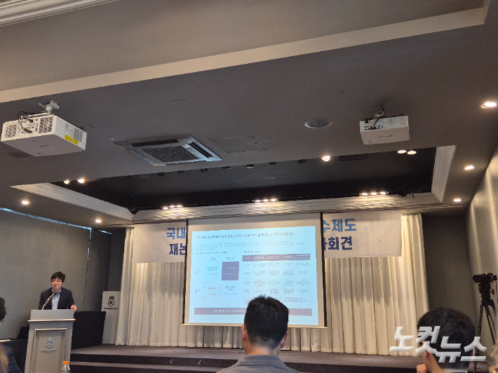 국내외 자산운용사 18곳이 30일 서울 여의도 켄싱턴 호텔에서 의무공개매수제도 재논의를 촉구하는 긴급 기자회견을 연 가운데, 얼라인파트너스자산운용 이창환 대표가 제도 배경을 설명하는 모습. 최서윤 기자
