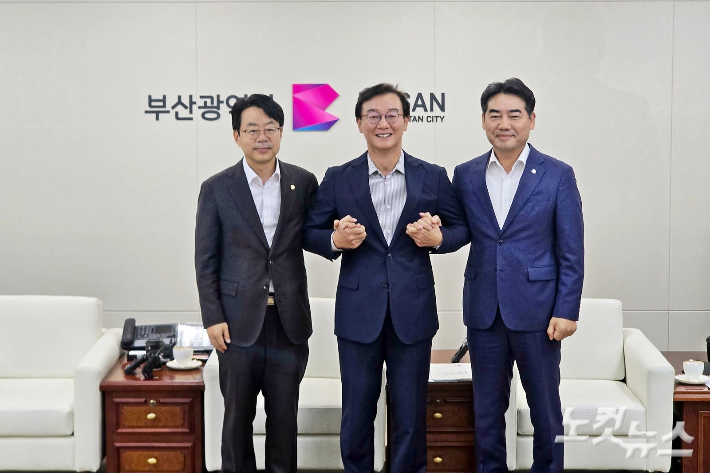 전재수 부산시장과 박홍배 더불어민주당 부산시당위원장, 이성권 국민의힘 부산시당위원장은 30일 부산시청에서 민선 9기 첫 여야정 회의를 열었다. 송호재 기자