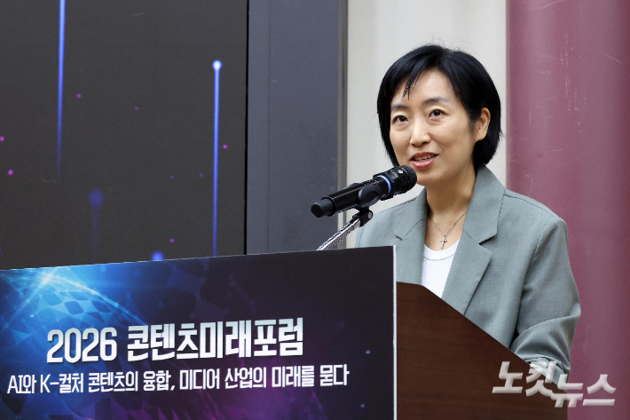 최은경 클레이픽쳐스 대표가 30일 국회 의원회관에서 열린 '2026 콘텐츠 미래포럼 : AI와 K-컬처 콘텐츠의 융합, 미디어 산업의 미래를 묻다' 에서 AI가 재편하는 K-콘텐츠 제작 생태계의 명과 암을 주제로 발표하고 있다. 박종민 기자