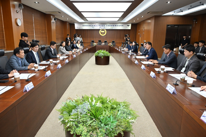30일 한양대학교 에리카 프라임컨퍼런스홀에서 '안산사이언스벨리(ASV)지구 투자협약식'이 진행중이다. 안산시 제공
