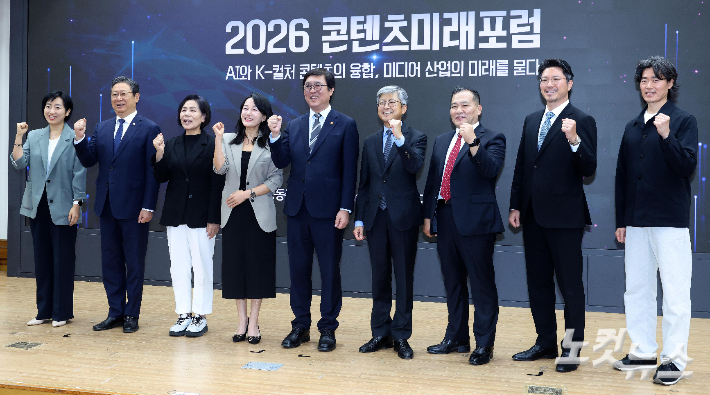 나이영 CBS 사장과 김동욱 CBS미디어캐스트 대표이사, 이재정 국회 문화체육관광위원장, 최휘영 문화체육관광부 장관을 비롯한 참석자들이 30일 국회 의원회관에서 열린 '2026 콘텐츠 미래포럼 : AI와 K-컬처 콘텐츠의 융합, 미디어 산업의 미래를 묻다'에 참석, 기념 촬영을 하고 있다. 왼쪽부터 최은경 클레이픽쳐스 대표, 더불어민주당 황희 의원, 최민희 최고위원, 이 위원장, 최 장관, 나 사장, 김 대표이사, 이준성 연세대 스포츠응용산업학과 교수, 오성택 WSC 스포츠 총괄. 박종민 기자