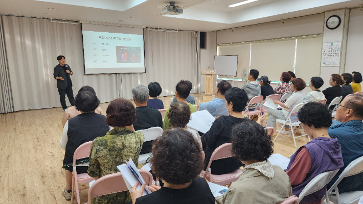 지난 9월 29일 울산 중구 다운동 행정복지센터 2층 대회의실에서 열린 주민건강강좌에 참석한 주민들이 강의를 듣고 있다. 동강병원 제공 
