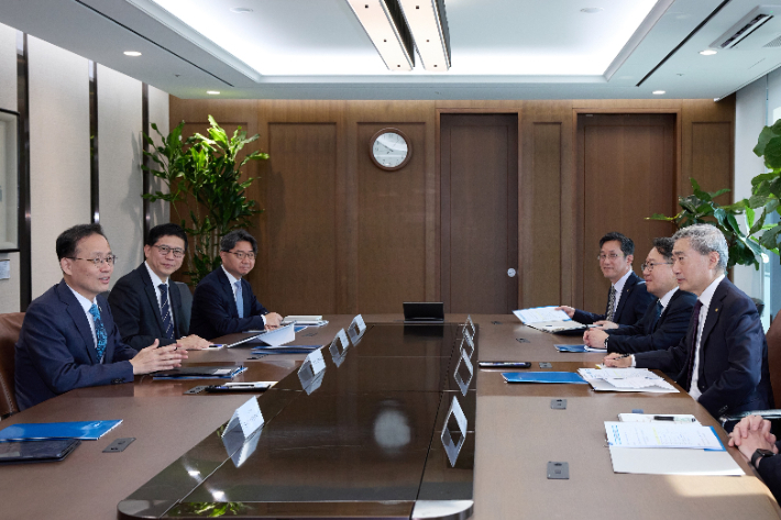이형일 부총리 겸 재정경제부 장관(왼쪽 끝)과 신현송 한국은행 총재(오른쪽 끝)가 지난 28일 서울 한국은행에서 양 기관 주요 간부들과 함께 국내 및 글로벌 경제 상황과 관련해 논의하고 있다. 한국은행 제공