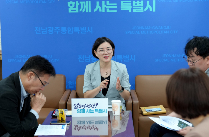 광주전남통합특별시 곽부영(가운데) 기반산업과장이 광양만권 국가첨단전략산업 이차전지 특화단지 최종 지정과 관련해 발언하고 있다. 전남광주통합특별시 제공