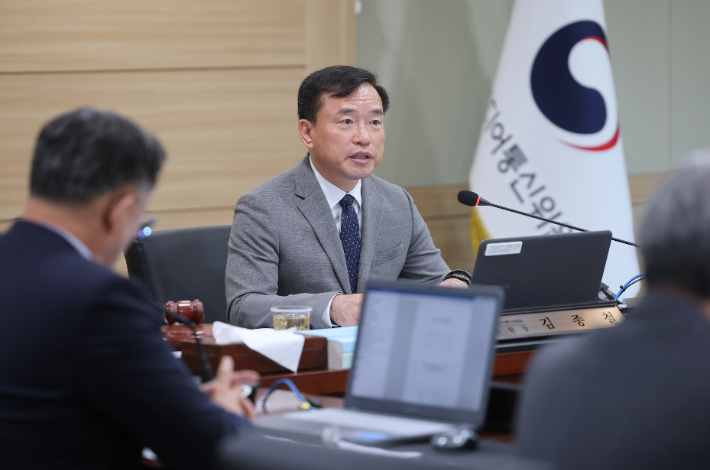 30일 정부과천청사 방송미디어통신위원회에서 열린 2026년 제39차 위원회 회의에서 김종철 위원장이 발언하고 있다. 연합뉴스