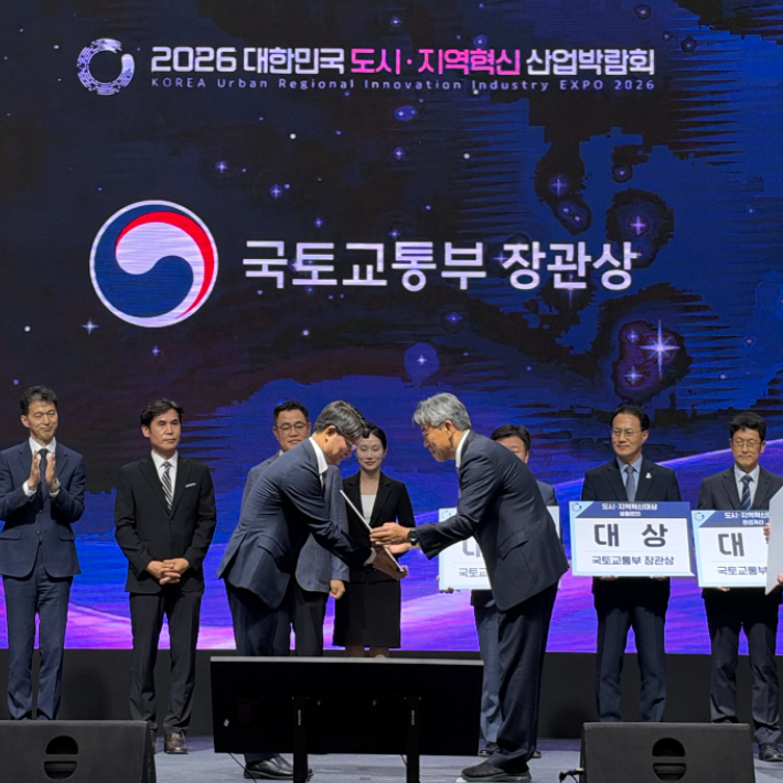 한수원 홍승오 건설사업본부장(왼쪽)이 국토교통부 장관상을 수상하고 있다. 한수원 제공