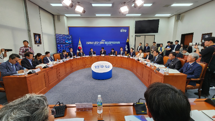 민주당이 30일 국회 당대표 회의실에서 '2026년 대구·경북 예산정책협의회'를 열고 내년도 국비 확보와 지역 현안을 점검했다. 민주당 경북도당 제공