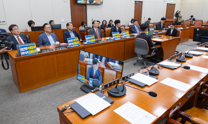 30일 국회에서 국민의힘 단독으로 개최한 외교통일위원회 전체 회의에 더불어민주당 의원들과 정부 관계자가 불참해 자리가 비어 있다. 연합뉴스