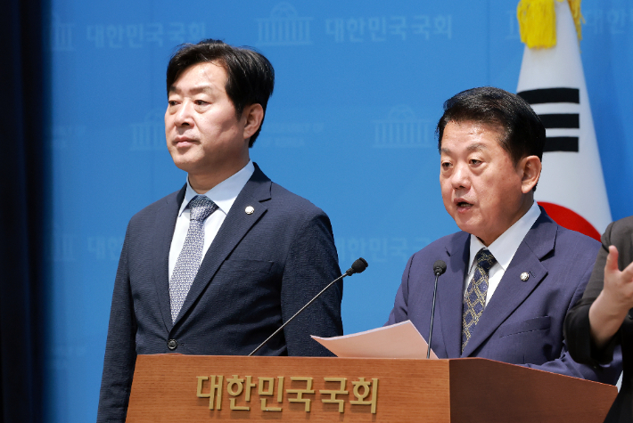 국회 국방위원회 여당 간사인 더불어민주당 김병주 의원과 국방위원인 민주당 황명선 의원이 30일 국회 소통관에서 최근 비무장지대(DMZ)에서 발생한 지뢰 폭발과 관련해 북한의 정전협정 위반을 규탄하고 있다. 연합뉴스