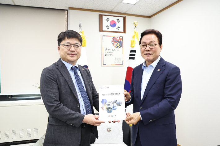박완수 경남지사(오른쪽)와 문신학 산업통상부 차관. 경남도청 제공 