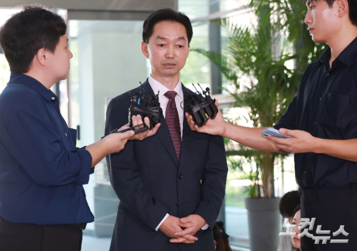 초대 중대범죄수사청장 후보자로 지명된 김지용 변호사가 8일 오후 서울 종로구 정부서울청사 창성동 별관에 마련된 인사청문회 준비 사무실로 출근하며 취재진 질문에 답하고 있다. 류영주 기자