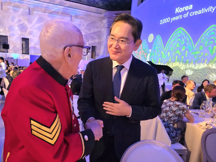  이재용 삼성전자 회장이 KH컬렉션 순회전 갈라 디너에 참석한 6·25 참전용사 마이크 로와 대화를 나누고 있다. 삼성전자 제공