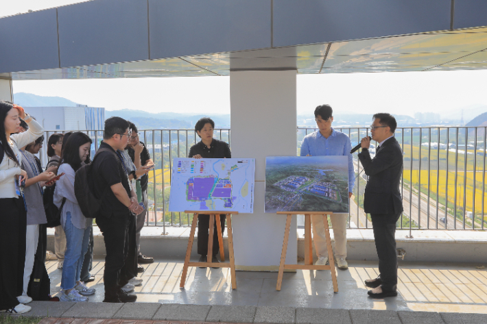 LH가 용인 반도체 국가산단을 배경으로 산단 조성 추진 현황과 공정 가속화 방안을 설명하고 있다. LH 제공