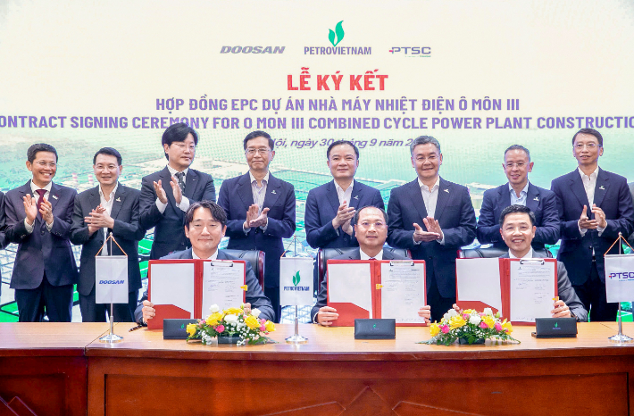 왼쪽부터 두산에너빌리티 박성준 EPC 영업 담당, PVPMB 응웬 만 뜨엉(Nguyen Manh Tuong) 대표, PTSC 팜 반 흥(Pham Van Hung) 부사장. 두산에너빌리티 제공