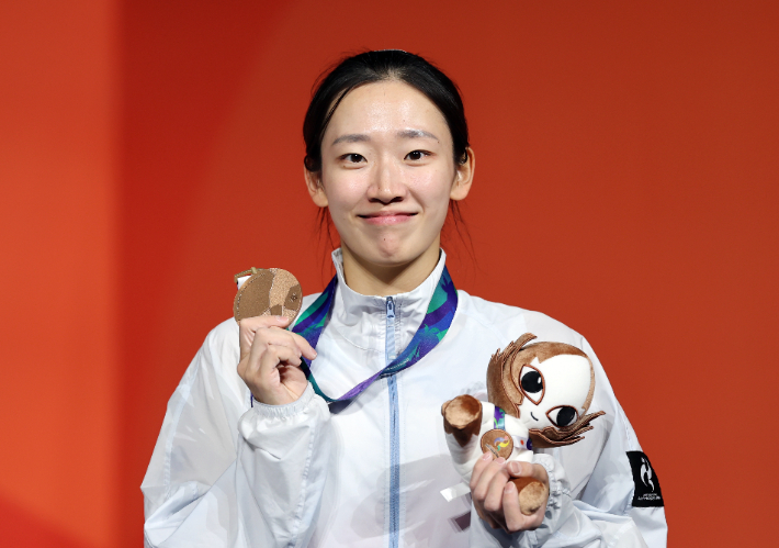 9월 30일 일본 나고야 국제전시장에서 열린 2026 아이치·나고야 아시안게임 스포츠클라이밍 여자 스피드 결승 경기에서 동메달을 획득한 정지민이 시상대에 올라 포즈를 취하고 있다. 연합뉴스