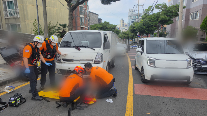 소방당국이 부상자를 이송하는 모습. 제주소방안전본부 제공