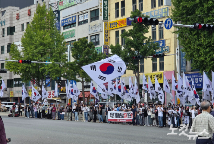 동대구역 박정희 전 대통령 동상 철거 관련 소송이 열린 1일 대구법원 앞에서 지역 보수단체들이 동상 철거 반대 집회를 열었다. 권소영 기자 