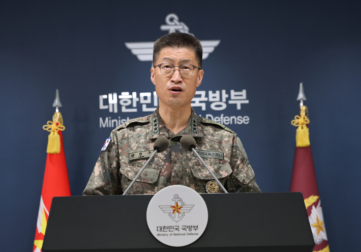 강현우 합참 작전본부장이 30일 서울 용산구 국방부에서 비무장지대(DMZ) 지뢰 폭발 관련 입장을 발표하고 있다. 연합뉴스
