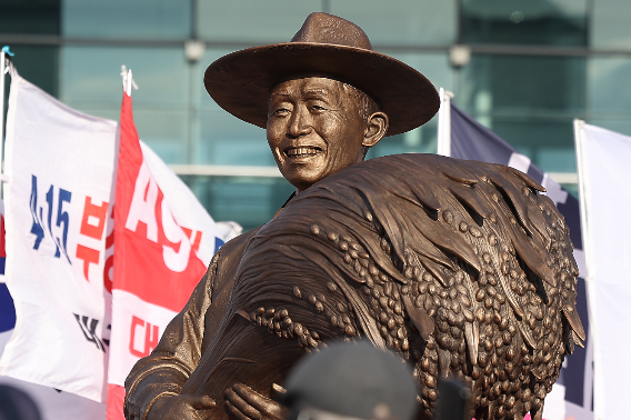 박정희 동상. 연합뉴스