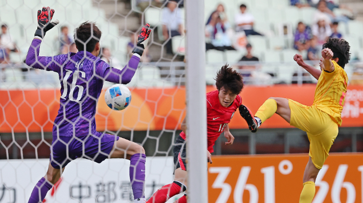 9월 30일 일본 오사카 나가이 스타디움에서 열린 2026 아이치·나고야 아시안게임 남자 축구 준결승 대한민국과 중국의 경기. 후반전 한국 배준호가 헤더로 역전골을 넣고 있다. 연합뉴스