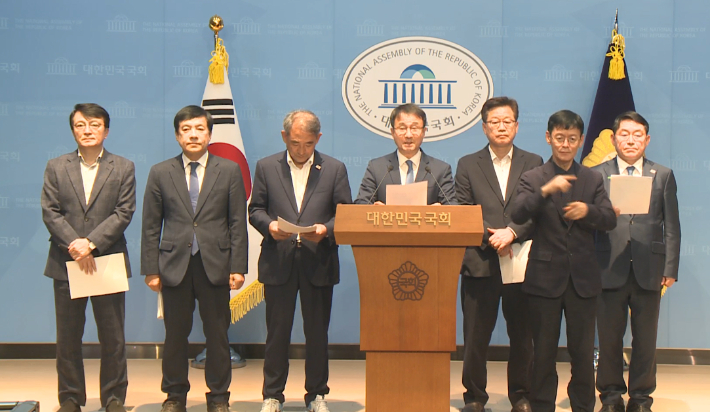 전북 지역 국회의원들이 1일 국회에서 기자회견을 열어 국립의학전문대학원의 남원 설립과 관련해 환영의 뜻을 밝히고 있다. 국회 정책영상플랫폼 캡처