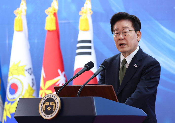 이재명 대통령이 1일 충남 계룡대에서 열린 제78주년 국군의 날 기념 오찬에서 축사하고 있다. 연합뉴스