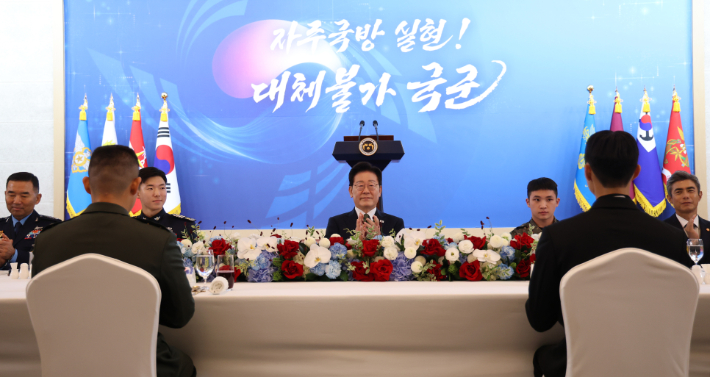 이재명 대통령이 1일 충남 계룡대에서 열린 제78주년 국군의 날 기념 오찬에서 축사하고 있다. 연합뉴스