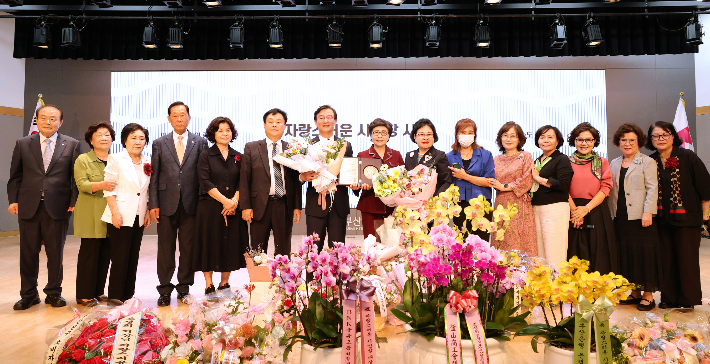 부산시는 1일 제47회 부산 시민의 날 기념식을 열고 자랑스러운 시민상을 시상했다. 부산시 제공