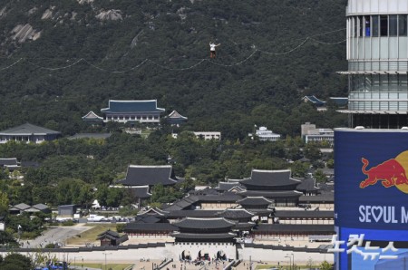 서울 도심에서 열린 아찔한 줄타기